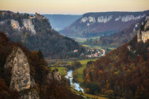 Blick auf das herbstliche Donautal mit Schloss Werenwag - Naturpark Obere Donau von Christine Horn