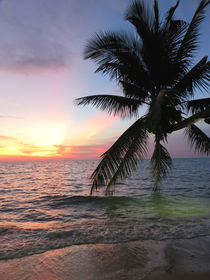 Traumhafter Sonnenuntergang auf der Insel Koh Chang in Thailand by Mellieha Zacharias