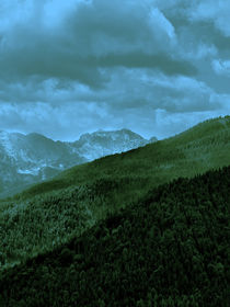 Grün/blaue Gebiergsebenen der Alpen von Christian Mueller