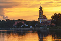 Dorf mit goldner Reflektion. Kirchturm steht dekorativ von Christian Mueller