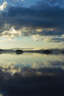 Two islands and the cloudy sky are reflected in a glassy lake von Intensivelight Panorama-Edition