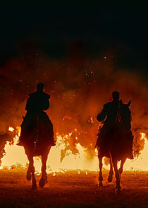 Reiter mit Feuer im Hintergrund