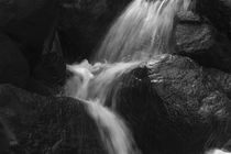 Rivulet flowing over rocks - monochrome von Intensivelight Panorama-Edition