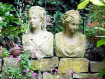 Weibliche Skulpturen im Garten von Steffani Lehmann