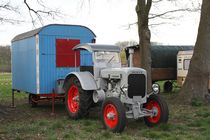 Nostalgischer Deutz Traktor mit Anhänger by Anja  Bagunk