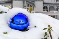 Gartenkugel im Schnee von Gabi Emser