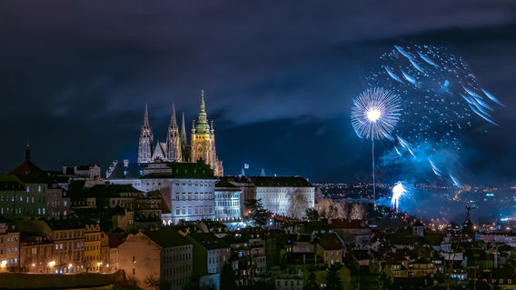 Prague-new-years-fireworks-in-hradcany-01