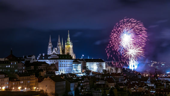 Prague-new-years-fireworks-in-hradcany-02