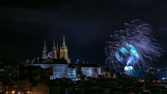 Prague-new-years-fireworks-in-hradcany-03