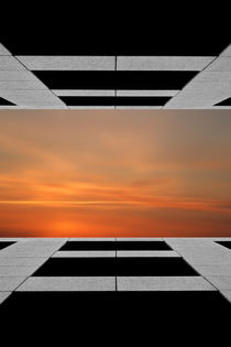 Schwarze Fenster Sonnenstreifen  von Bastian  Kienitz