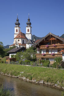 Pfarrkirche Darstellung des Herrn, mit Fluss Prien, Aschau im Chiemgau, Oberbayern, Bayern, Deutschland, Europa von Torsten Krüger