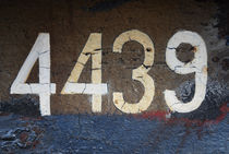Vintage numbers on a rusty wall von Thomas Thon