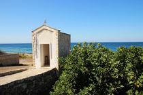 Eine Kapelle an der Küste des Ionischen Meeres in Apulien by wandernd-photography