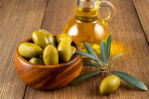 Grüne Oliven mit Olivenzweig und Olvenöl - Green olives with olive branch and olive oil by Thomas Klee