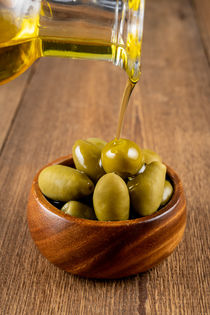 Grüne Oliven und Olivenöl - Green olives and olive oil by Thomas Klee