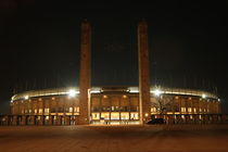 Berliner Olympiastadion bei Nacht by alsterimages