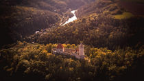 Aerial view of castle Kokorin von Tomas Gregor