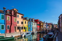 Bunte Gebäude auf der Insel Burano bei Venedig by Rico Ködder
