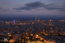 Illuminated skyline of Barcelona during night, Bunkers del Carmel von Bastian Linder