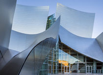 Walt Disney Concert Hall in Los Angeles during sunset von Bastian Linder