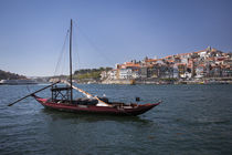 Historic port wine boat in front of the city Porto with river Douro during sunny day, Portugal von Bastian Linder
