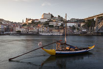 Historic port wine boat in front of the city Porto with river Douro during sunset, Portugal von Bastian Linder