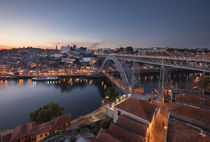 Panorama of city Porto during sunset with river Duoro and historic bridge Ponte Dom Luis I, Portugal von Bastian Linder