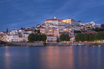 Illuminated skyline of city Coimbra at river Mondego during night, Portugal von Bastian Linder