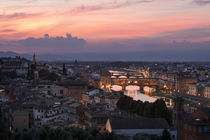 Skyline of Florence with famous bridge Ponte Vecchio during sunset, Tuscany Italy von Bastian Linder