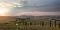 Farmhouse Agriturismo Baccoleno in Val d'Orcia, Tuscany during sunset, Italy von Bastian Linder