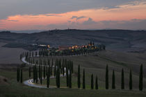 Farmhouse Agriturismo Baccoleno in Val d'Orcia, Tuscany during sunset, Italy by Bastian Linder