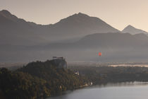Mountains with hot-air balloon at Lake Bled during sunrise, Bled Slovenia von Bastian Linder