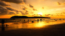 Sonnenuntergang am Strand von Langkawi von Claudia Schmidt