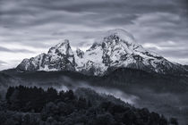 Snow covered mountain peaks of Watzmann at Berchtesgaden with clouds with morning fog, Bavaria von Bastian Linder
