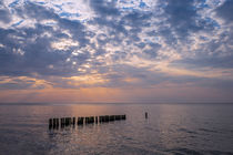 Buhnen im Sonnenuntergang an der Ostseeküste by Rico Ködder