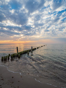 Buhnen im Sonnenuntergang an der Ostseeküste by Rico Ködder