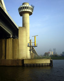 Navigation Tower Van Brienenoord Bridge River Lek Netherlands von GEORGE ELLIS