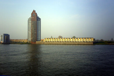High-and-low-rise-at-high-tide-rotterdam-01