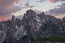 Mountain landscape in the European Dolomite Alps underneath the Three Peaks with alpenglow during sunset, South Tyrol Italy von Bastian Linder