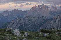 Mountain landscape in the European Dolomite Alps underneath the Three Peaks with alpenglow during sunset, South Tyrol Italy von Bastian Linder