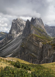 Dramatic mountain peaks of Seceda with heavy clouds in the European Dolomite Alps, South Tyrol Italy von Bastian Linder
