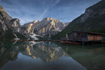 Boat house with boats at Lake Prags during sunset in the Dolomite Alps, South Tyrol Italy von Bastian Linder