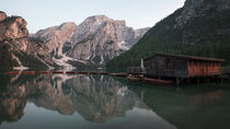 Boat house with boats at Lake Prags during sunset in the Dolomite Alps, South Tyrol Italy von Bastian Linder
