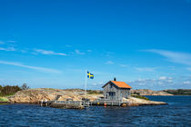 Holzhütte und Fahne auf der Insel Valön vor der Stadt Fjällbacka von Rico Ködder