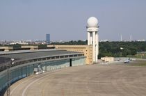 Flughafen Tempelhof Hangar und Tower by alsterimages