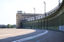 Flughafen Tempelhof Hangar by alsterimages