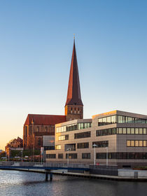 Blick auf die Petrikirche in Rostock von Rico Ködder