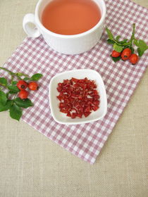Eine Tasse mit rotem Hagebuttenschalentee von Heike Rau