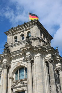 Reichstag Eckturm mit deutscher Fahne by alsterimages
