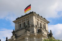 Reichstag Eckturm deutsche Fahne by alsterimages